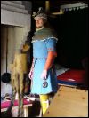 Ritter um 1350 in ziviler Festtagskleidung mit perlenbesticktem Surcot und Fehpelzgefütterter Gugel