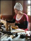 Eine Schreiberin des späten 15ten Jahrhunderts konzentriert bei der Arbeit