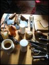 Das Handwerkszeug eines Scheiden-und Etuimachers: filigrane Punzier-und Lederschnittarbeiten