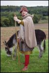 Hochmittelalterlicher Pilger ca. 1250 mit Esel, Wanderstab, Cotte, Surcot, Hut und Cappa
