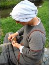 Knüpfen eines Fischernetzes durch eine Dame aus dem slawischen Raum