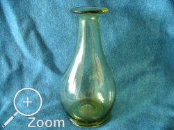 Waldglasgrüne Glasflasche in Birnenform