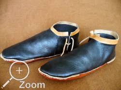 Seitlich geschnürte Schuhe aus schwarz gefärbtem Ziegenleder
