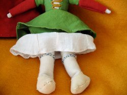 Detail der Beine, Strmpfe, wendegenhten Schuhe, des Unterkleides und des Kleiderrockes