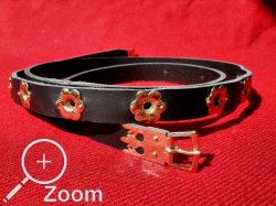 Grtel mit blumenfrmigen Lochnieten und Schnallenblech mit Bltterdekor