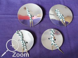 Schwebscheiben aus Stahl mit Fingerschlaufengewebten Nesteln aus pflanzengefärbter Wolle