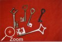 Zeichen der Hausherrin: am Gürtel getragener Schlüssel. Im Bild: Auswahl von replizierten Schlüsseln, mit Original